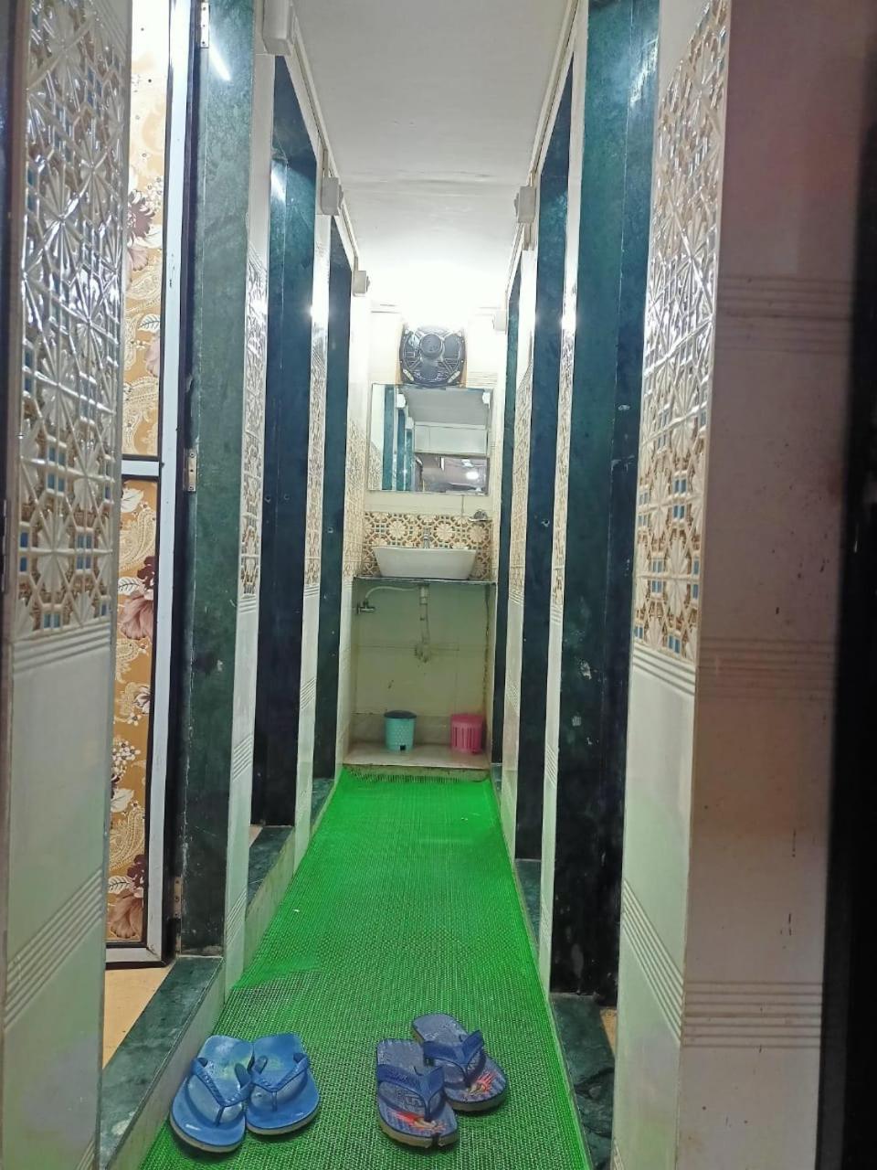 Golden View Dormitory * Bombay