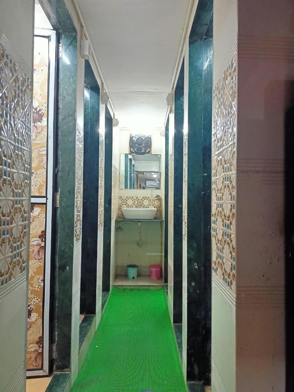 Golden View Dormitory Pensión Bombay
